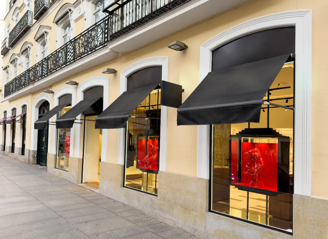 Façade vitrine de magasin en aluminium sur mesure à Courseulles-sur-Mer